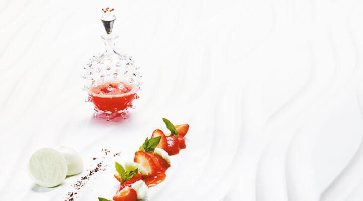 Fraises sous vide et meringue à l’aspérule odoranteErdbeere Waldmeisterbaiser Heikoantoniwiecz