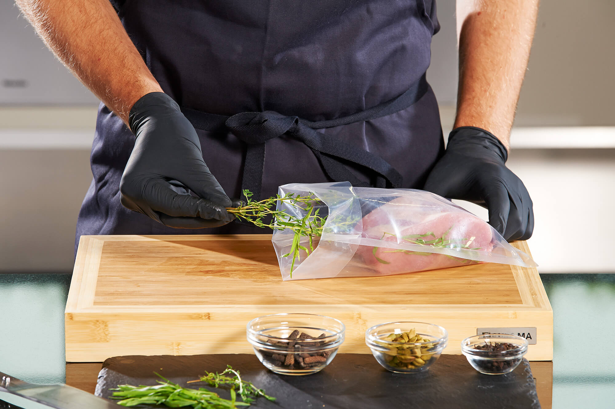 Beutel mit Fleisch auf Holzplatte