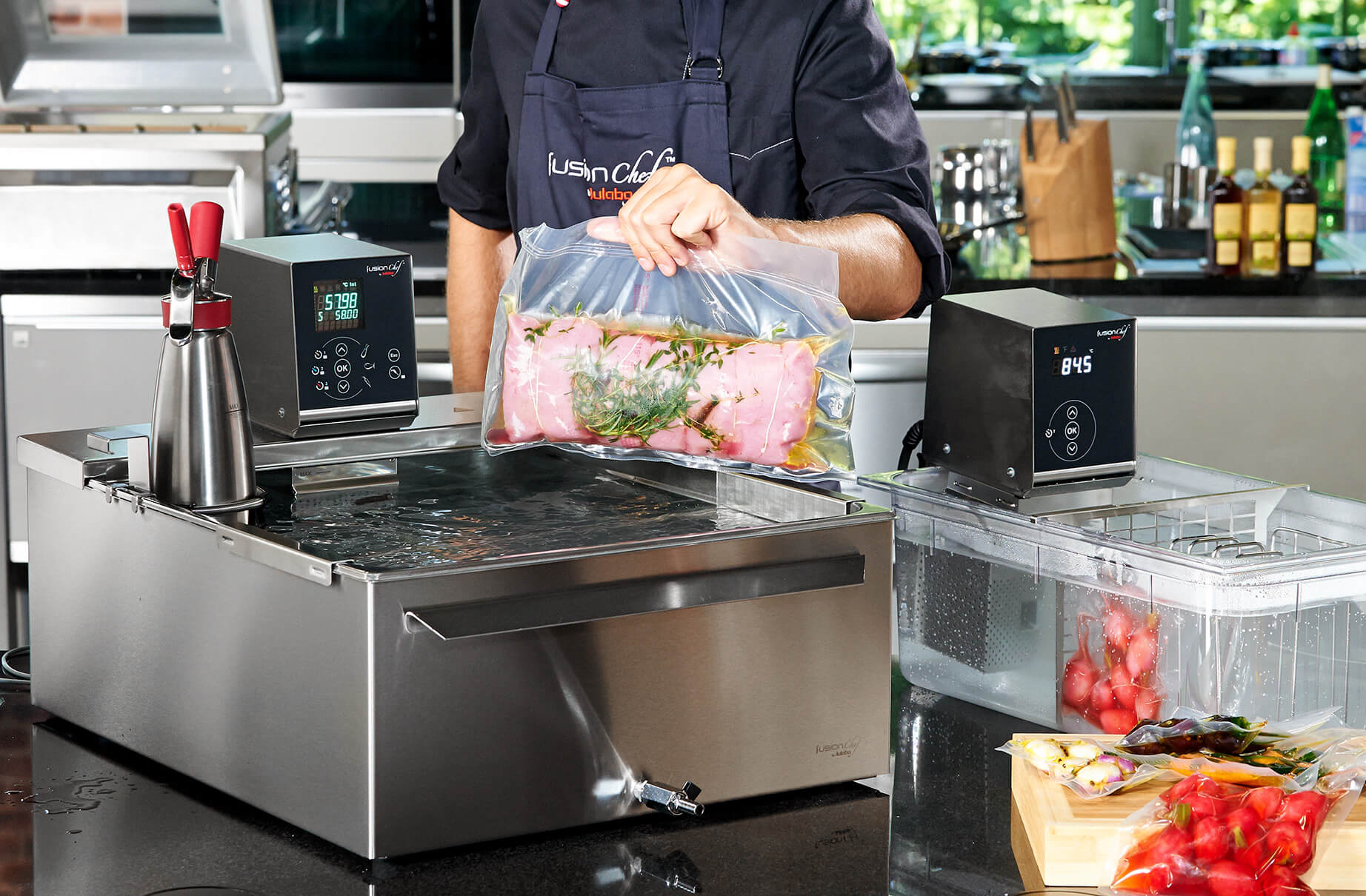 Beutel mit Fleisch über dem Wasserbad