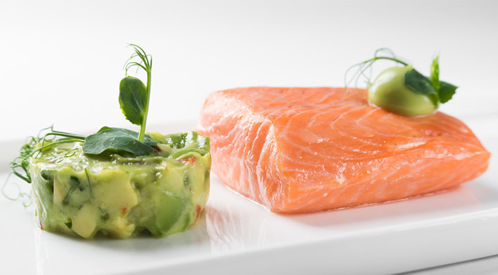 Pochierter Sous Vide Lachs mit Avocado