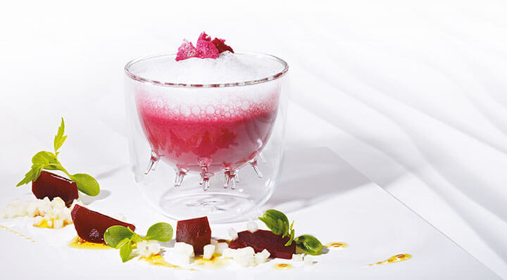 Red Beet soup sous videRote Bete Suppe Meerrettichschaum Heikoantoniewicz