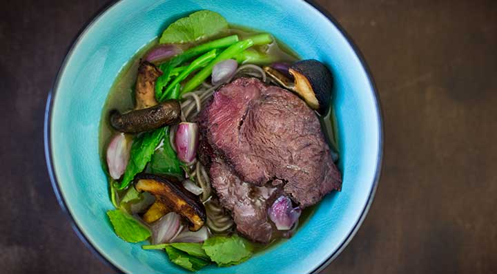 Joues de bœuf Wagyu sous vide avec soupe de nouilles SobaWagyu Backen Annettesandner